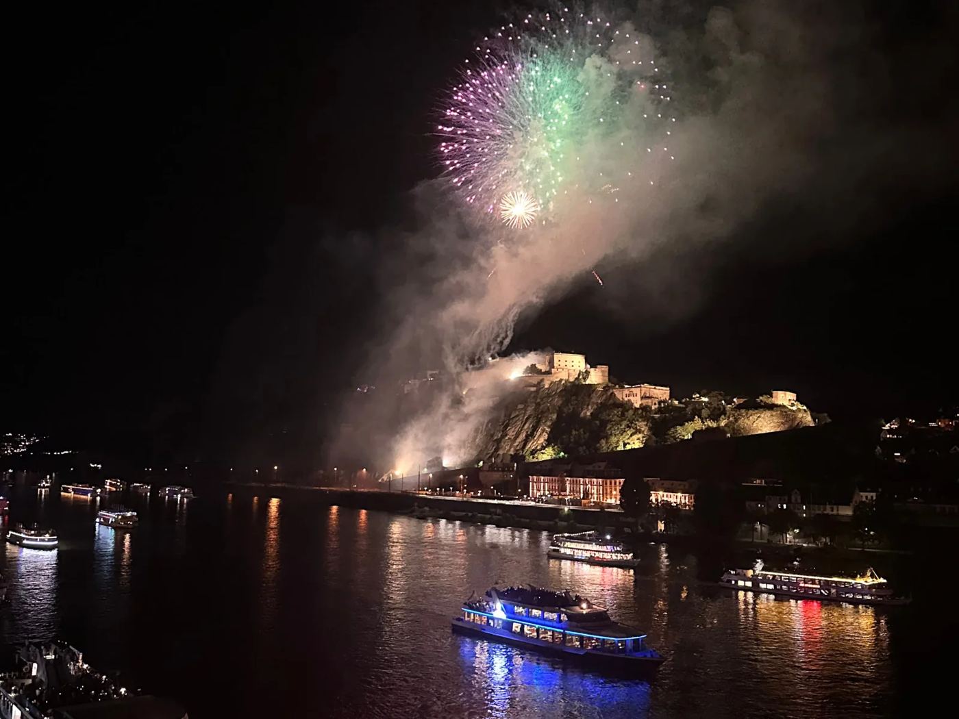 Feu d'artifice au-dessus du Rhin