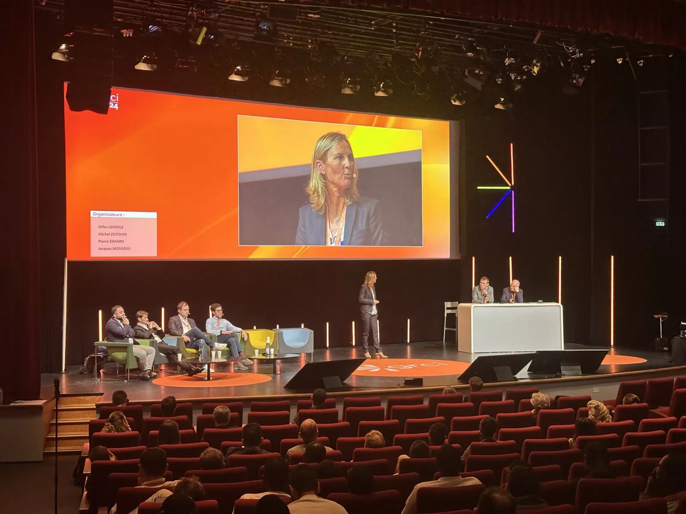 Table ronde sur scène